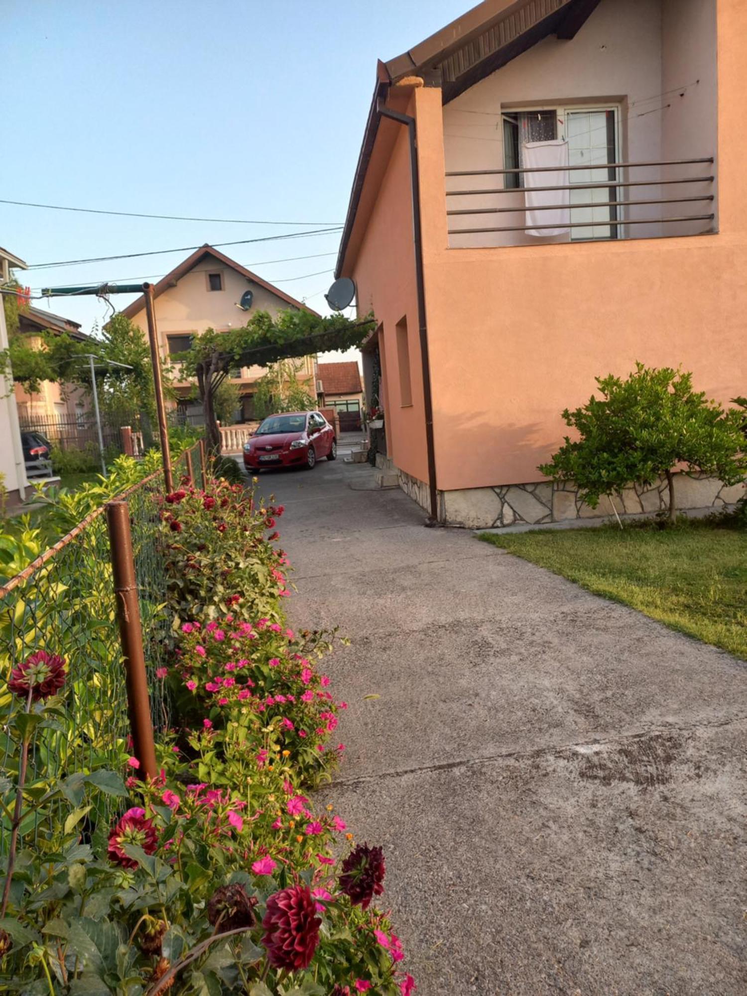 Traveler'S Rest - Near Podgorica Airport Hostel Mitrovici  Bilik gambar